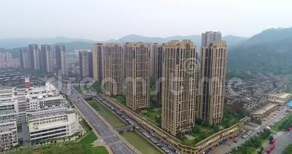 美丽的全景从空中俯瞰广州飞过建筑物和道路飞越广州河视频的预览图