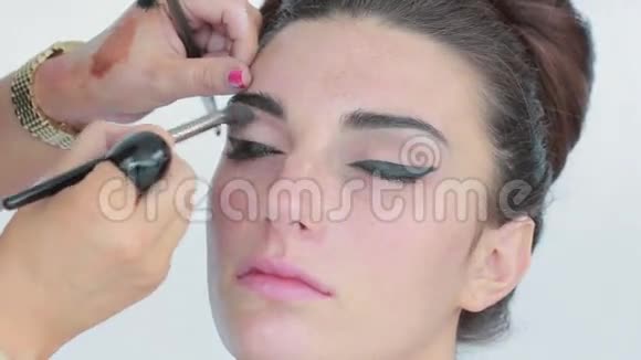 化妆师用眼影做模特视频的预览图