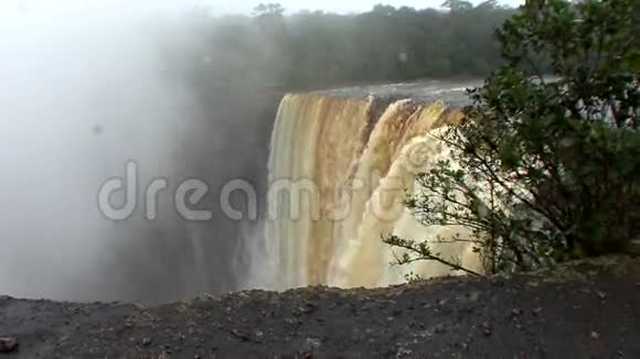 世界上最高的单滴瀑布圭亚那的凯特尔视频的预览图