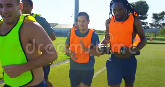 足球运动员在球场上运动视频的预览图