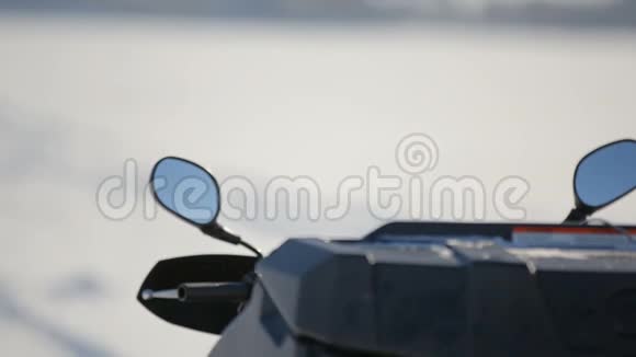 冰冻湖上的雪车冬季城市背景下雪地摩托仪表板的视图视频的预览图
