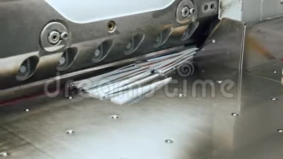 印刷厂切纸剪用大型工业切刀切刀机关闭视频的预览图