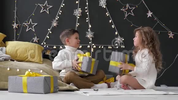孩子们扔圣诞礼物视频的预览图