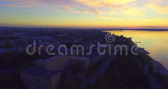 夏季日落时分在湖上鸟瞰市区视频的预览图