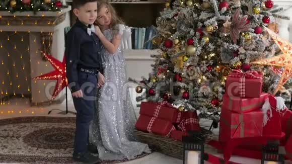女孩在圣诞装饰的背景上扔圣诞礼物视频的预览图