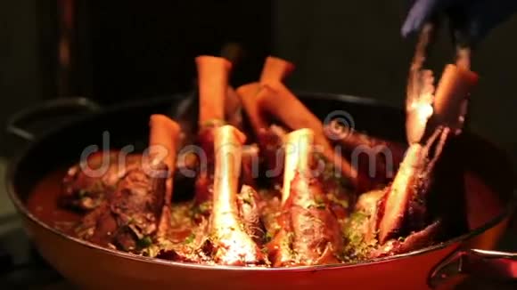 在萨乌兹美味的骨头豪华餐厅餐视频的预览图