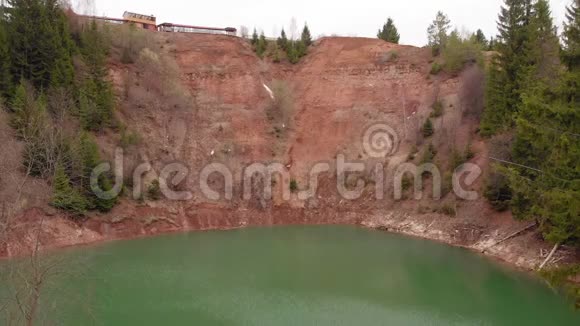 美丽的湖在一个有绿松石水的火山口直升机射击视频的预览图
