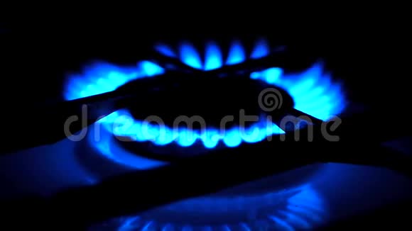 燃气滚刀燃烧器环上燃气厨房灶具煤气炉里的蓝色火焰视频的预览图