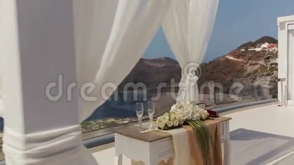 婚礼帐篷里摆满鲜花和白色笼子的桌子视频的预览图