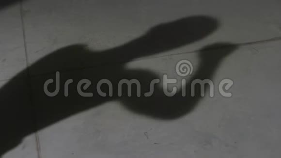 人影子训练和拳击拳击手在墙上拳击的影子视频的预览图