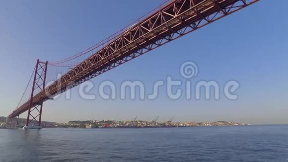 里斯本塔古斯河上的一座具有冲击力的大桥4月25日的大桥又称萨拉扎大桥视频的预览图