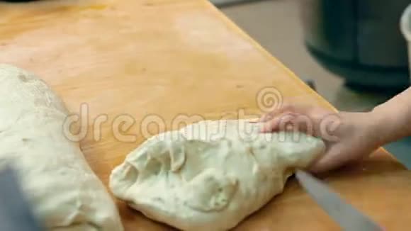 一个面包师正在切面团视频的预览图