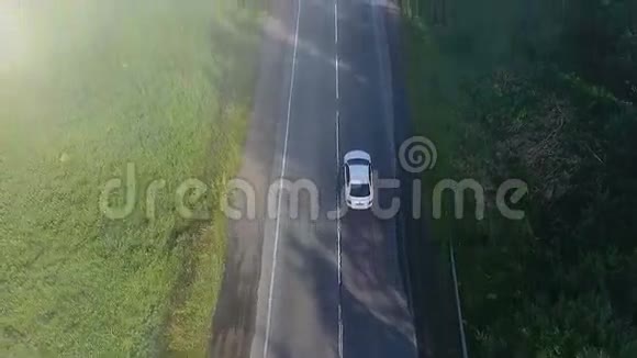 公路上汽车的空中射击视频的预览图
