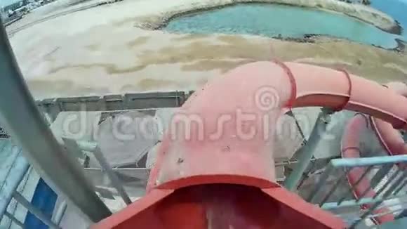 在埃及水上公园滑到红管上视频的预览图