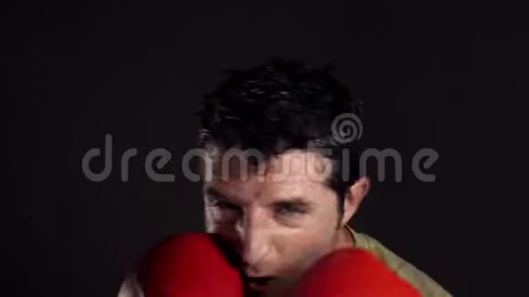 年轻帅气凶悍的拳击手手套训练攻击性拳击运动中的太极拳训练视频的预览图