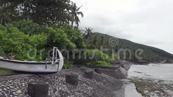 热带度假胜地淡季印度尼西亚巴厘岛大海波涛冲刷海滩上的垃圾和泥土视频的预览图