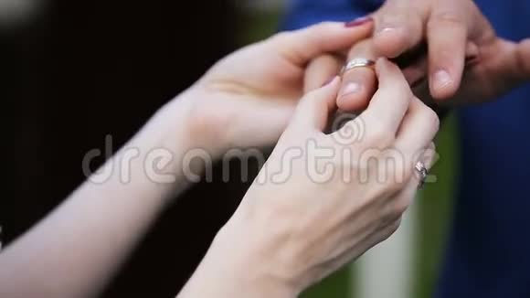 新娘给新郎戴上戒指视频的预览图