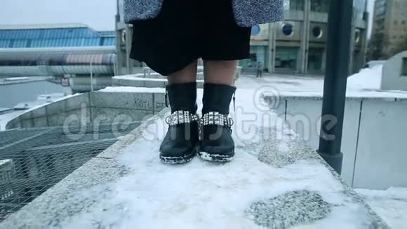 穿靴子在雪地里跳舞的女孩视频的预览图