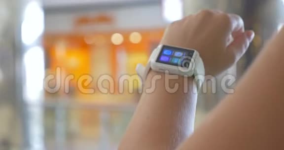 用户手腕智能手表视频的预览图