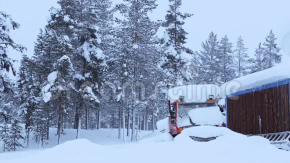 冬季森林和降雪中覆盖的拖拉机视频的预览图