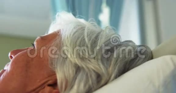 男性医生向老年妇女提供数字平板电脑的医疗报告视频的预览图