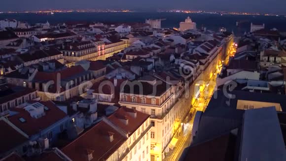 在里斯本的屋顶上美丽的夜景视频的预览图