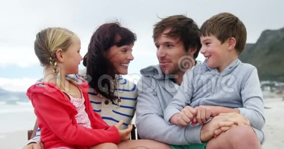 在海滩上享受快乐的家庭视频的预览图