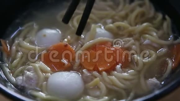 胡萝卜从面条汤视频的预览图