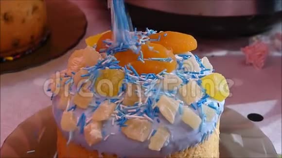 人类的手用奶油装饰纸杯蛋糕视频的预览图