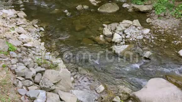 快速的山溪在石头之间视频的预览图