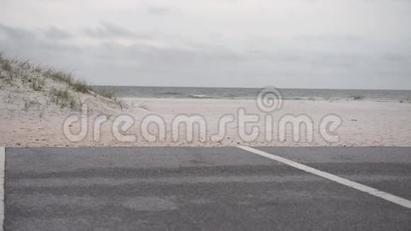 佛罗里达州彭萨科拉的停车场海滩区空路视频的预览图