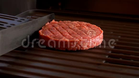 烤牛肉汉堡在烤架上翻转视频的预览图