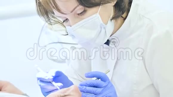 一名女性牙医在成年时检查男性病人的口腔高级关键专业工作视频的预览图