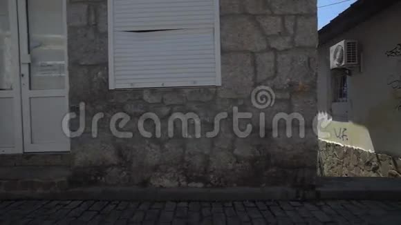狭窄街道上的小房子视频的预览图