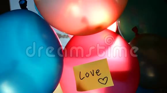 五颜六色的气球与单词爱情人节的概念视频的预览图