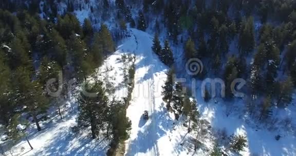 骑在山上的无人机飞过汽车视频的预览图