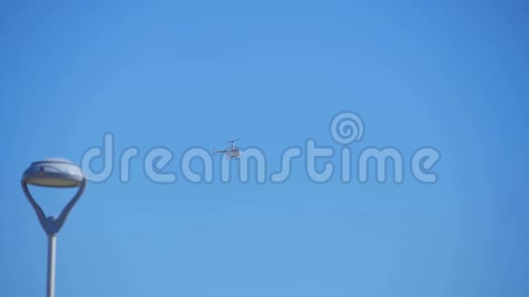 蓝天商务白色直升机慢镜头视频的预览图