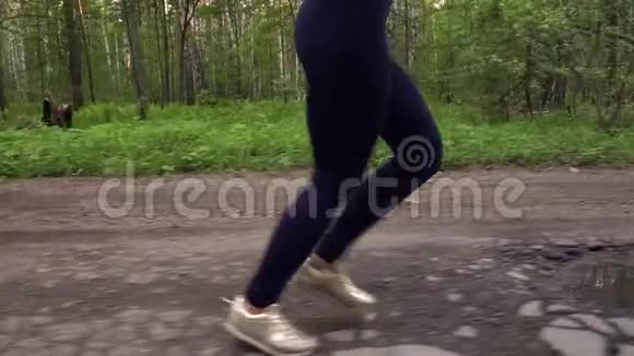 跑步女孩美丽的女孩在夏天的森林里从事户外运动慢动作视频的预览图