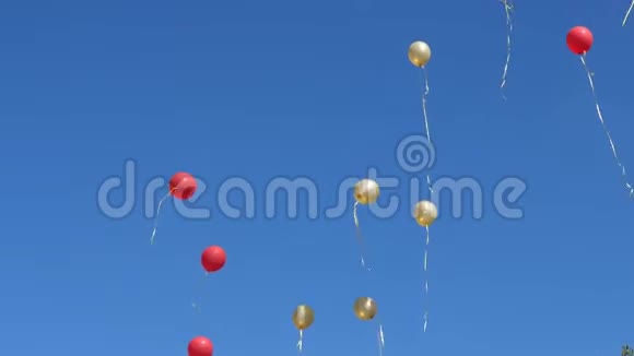 美丽的氦气球在空中飞行许多五颜六色的气球在空中飞行假期概念视频的预览图