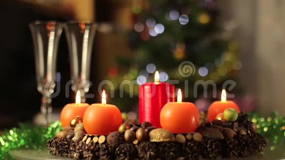 圣诞花环圣诞花环蜡烛燃烧视频的预览图