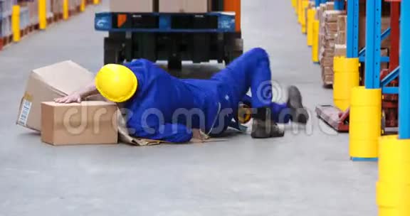 男性仓库工人在工作时摔倒视频的预览图