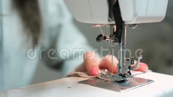 女士缝制轻织物上的缝纫机特写视频的预览图
