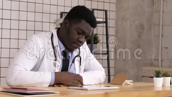 快乐的年轻非洲裔美国医疗保健工作者与平板电脑视频的预览图