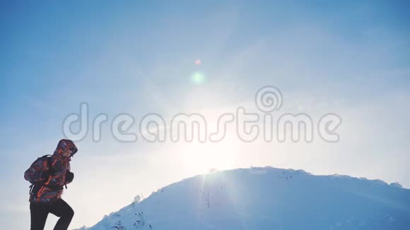团队合作团队旅游徒步旅行者成功赢得冬天到达山顶的轮廓阳光游客视频的预览图