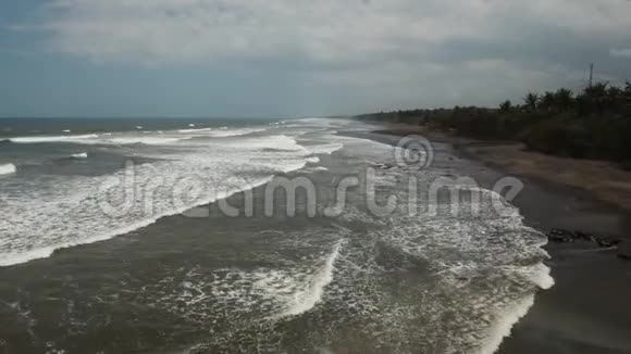 沙滩暴风雨天气海浪印度尼西亚巴厘视频的预览图
