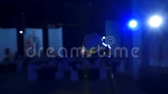 4K高音麦克风与站在大舞台的礼堂或中庭与蓝色肥皂在BG视频的预览图