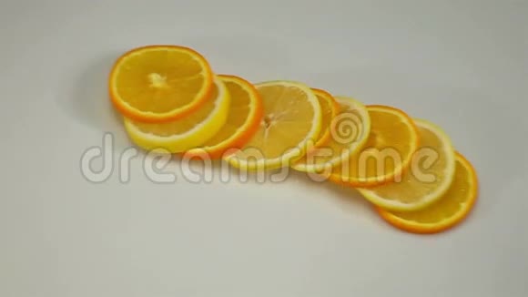 柠檬水果片落在白色表面视频的预览图