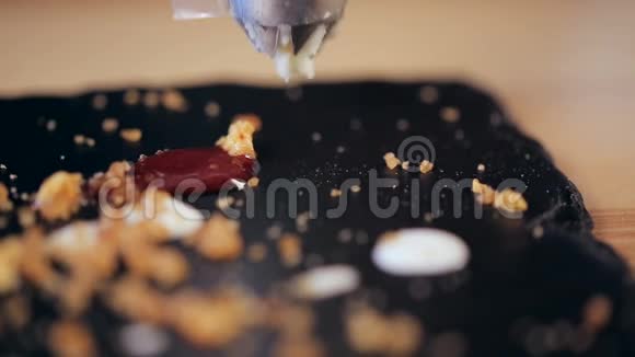 在餐馆用蜂蜜屑做奶油星状巧克力甜点视频的预览图