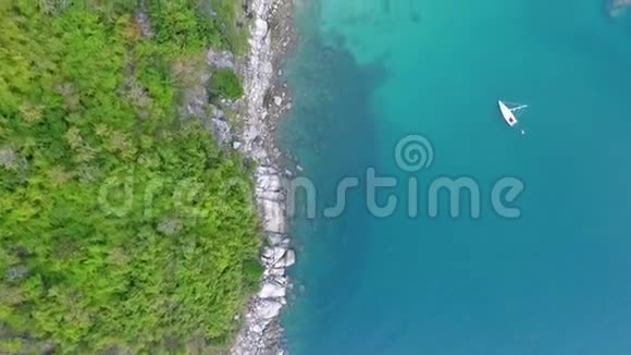 美丽的泰国海岸小游艇在清澈的蓝色水域旁边的秘密海滩泰国普吉岛高清天线视频的预览图