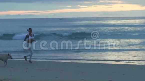 小女孩在海滩上做运动视频的预览图
